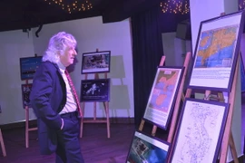 Bạn bè Pháp xem bản đồ tại Triển lãm và tọa đàm về chủ đề Biển Đông tại Pháp. (Ảnh: Bích Hà/TTXVN)