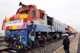 Tàu chở hàng vào Nhà ga Panmun ở thị trấn biên giới Kaesong, Triều Tiên. (Ảnh: AFP/TTXVN)