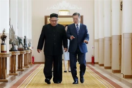 Nhà lãnh đạo Triều Tiên Kim Jong-un (trái) và Tổng thống Hàn Quốc Moon Jae-in trong ngày hội đàm thượng đỉnh thứ hai tại Nhà khách quốc gia Paekhwawon ở Bình Nhưỡng ngày 19/9/2018. (Ảnh: AFP/TTXVN)