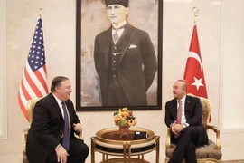 Ngoại trưởng Mỹ Mike Pompeo (trái) trong cuộc gặp người đồng cấp Thổ Nhĩ Kỳ Mevlut Cavusoglu, thảo luận về vụ nhà báo Saudi Arabia Jamal Khashoggi mất tích, tại Ankara ngày 17/10/2018. (Ảnh: AFP/TTXVN)