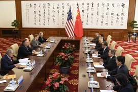 Ngoại trưởng Mỹ Mike Pompeo (thứ 2, trái) và người đồng cấp Trung Quốc Vương Nghị (thứ 4, phải) tại cuộc gặp ở Bắc Kinh ngày 8/10. (Ảnh: AFP/TTXVN)