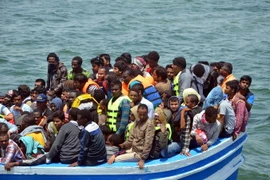 Người di cư tới cảng ở Ben Guerdanem, Tunisia sau khi được cứu trên biển ngoài khơi Libya. (Nguồn: AFP/TTXVN)