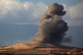 Khói bốc lên sau xung đột tại Kafr Ain, ngoại ô tỉnh Idlib, Syria ngày 7/9. (Ảnh: AFP/TTXVN)