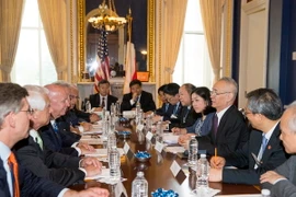 Chủ tịch Ủy ban Thuế vụ và An sinh Xã hội Hạ viện Mỹ Kevin Brady (thứ 3, trái) và Phó Thủ tướng Trung Quốc Lưu Hạc (thứ 3, phải) tại cuộc họp ở Washington, DC ngày 16/5. (Nguồn: THX/TTXVN)