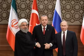 Tổng thống Thổ Nhĩ Kỳ Tayyip Erdogan (giữa) cùng Tổng thống Iran Hassan Rouhani (trái) và người đồng cấp Nga Vladimir Putin (phải). (Nguồn: THX/TTXVN)