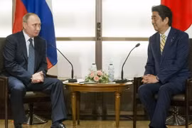 Thủ tướng Nhật Bản Shinzo Abe và Tổng thống Nga Vladimir Putin trong một cuộc gặp. (Nguồn: EPA)
