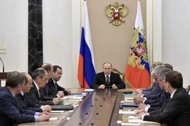 Tổng thống Nga Vladimir Putin chủ trì một cuộc họp Hội đồng An ninh quốc gia tại Moskva. (Nguồn: AFP/TTXVN)