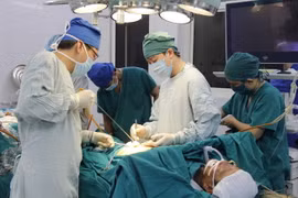 Phẫu thuật nội soi ổ bụng tại Bệnh viện Gang thép Thái Nguyên. (Ảnh: Hoàng Nguyên/TTXVN)