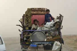 Người dân tại Deir al-Zour rời bỏ nhà cửa tránh xung đột, tới trại tị nạn ở ngoại ô Raqa, Syria. (Nguồn: AFP/TTXVN)