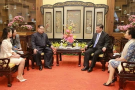 Chủ tịch Trung Quốc Tập Cận Bình (thứ 2, phải sang) hội đàm với nhà lãnh đạo Triều Tiên Kim Jong-un (thứ 3, trái sang) tại Bắc Kinh, ngày 27/3. (Nguồn: Yonhap/TTXVN)