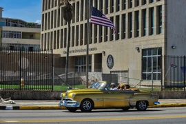 Quang cảnh bên ngoài Đại sứ quán Mỹ tại La Habana, Cuba ngày 3/10/2017. (Nguồn: AFP/TTXVN)