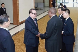 Phó Chủ tịch Ủy ban Trung ương đảng Lao động Triều Tiên (WPK) phụ trách các vấn đề quốc tế Ri Su-yong (thứ 2, phải) tại sân bay quốc tế ở Moskva, Nga Tiên ngày 3/7, trước khi tới Cuba. (Ảnh: YONHAP/TTXVN)