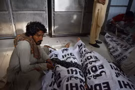  Thi thể các nạn nhân vụ tấn công tại bệnh viện ở Quetta, Tây Nam Pakistan ngày 13/7. (Nguồn: AFP/TTXVN)