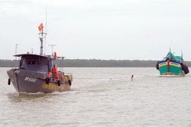 Đưa 2 ngư dân gặp nạn do cháy tàu cá trên biển vào bờ an toàn 