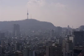 Khói mù ô nhiễm bao phủ bầu trời Seoul, Hàn Quốc. (Ảnh: AFP/TTXVN)