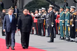 ổng thống Hàn Quốc Moon Jae-in và Nhà lãnh đạo Triều Tiên Kim Jong-un duyệt đội danh dự tại quảng trường ở làng đình chiến Panmunjom ngày 27/4. (Nguồn: YONHAP/TTXVN)