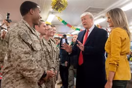  Tổng thống Mỹ Donald Trump (thứ 2, phải) tại căn cứ không quân Al Asad trong chuyến thăm bất ngờ tới Iraq, ngày 26/12/2018. (Ảnh: AFP/TTXVN)