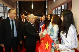 Tổng Bí thư Nguyễn Phú Trọng gặp gỡ đông đảo cán bộ, nhân viên Đại sứ quán và cộng đồng người Việt Nam tại Pháp. (Ảnh: Trí Dũng/TTXVN)
