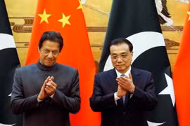 Thủ tướng Pakistan Imran Khan (trái) và Thủ tướng Trung Quốc Lý Khắc Cường tại cuộc hội đàm ở Bắc Kinh. (Nguồn: AP)