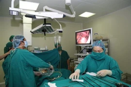 Kíp phẫu thuật Bệnh viện đa khoa Đức Giang phẫu thuật cứu sống bệnh nhân viêm ruột thừa cấp có phủ tạng đảo ngược hoàn toàn cực kỳ hiếm gặp. (Ảnh: Nguyễn Thị Tuyết Mai/TTXVN)