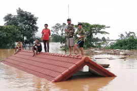 Cảnh ngập lụt sau khi đập thủy điện Sepien Senamnoi tại tỉnh Attapeu, Lào bị vỡ ngày 24/7. (Ảnh: EPA/TTXVN)