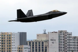 Máy bay chiến đấu F-22 Raptor của không lực Mỹ tham gia cuộc tập trận "Thần Sấm", tại căn cứ không quân Osan ở Pyeongtaek, phía nam Seoul ngày 11/5. (Nguồn: YONHAP/TTXVN)