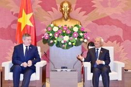 Phó Chủ tịch Quốc hội Uông Chu Lưu (phải) tiếp đoàn Nghị viện Romania do ông Lucian Eduard Simon, Hạ nghị sỹ làm trưởng đoàn nhân dịp đoàn sang thăm và làm việc tại Việt Nam. (Ảnh: Phương Hoa/TTXVN)