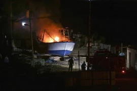 Một tàu cá của người dân Palestine bị máy bay Israel không kích tại thành phố Gaza ngày 23/5. Ảnh minh họa. (Nguồn: THX/TTXVN)