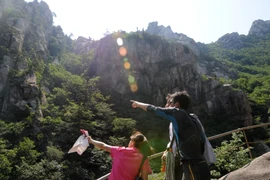 Du khách thăm quan khu nghỉ dưỡng núi Kumgang. (Nguồn: THX/TTXVN)