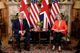  Thủ tướng Anh Theresa May (phải) trong cuộc hội đàm với Tổng thống Mỹ Donald Trump ở Ellesborough, phía tây bắc London ngày 13/7. (Nguồn: AFP/TTXVN)
