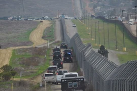 Đoàn xe của Tổng thống Mỹ Donald Trump thị sát khu vực bức tường biên giới với Mexico tại San Diego, California ngày 13/3. (Nguồn: AFP/TTXVN)