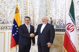 Ngoại trưởng Venezuela Jorge Arreaza (trái) và người đồng cấp Iran Javad Zarif. (Nguồn: @jaarreaza)