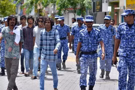 Cảnh sát tuần tra trên một đường phố ở Male. (Nguồn: AFP/TTXVN)