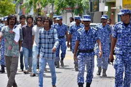 Cảnh sát tuần tra trên một đường phố ở Male. (Nguồn: AFP/TTXVN)