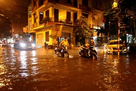 Nhiều tuyến phố ở Hà Nội ''thất thủ'' sau trận mưa lớn nhất từ đầu năm