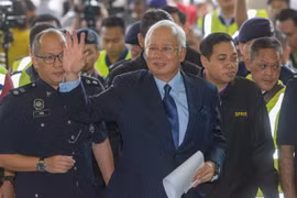 Cựu Thủ tướng Malaysia Najib Razak (giữa) tới tòa án tại Kuala Lumpur ngày 20/9/2018. (Ảnh: THX/TTXVN)