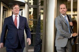Ông Rick Gates (phải) và ông Paul Manafort (trái). (Nguồn: AP/TTXVN)
