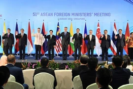 Phó Thủ tướng, Bộ trưởng Ngoại giao Việt Nam Phạm Bình Minh (thứ 5, trái sang) chụp ảnh cùng Ngoại trưởng các quốc gia thành viên ASEAN tại Hội nghị AMM 51 ở Singapore ngày 2/8. (Nguồn: AFP/TTXVN)