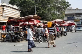 Người dân mua sắm tại một khu chợ ở Hodeida, Yemen. (Ảnh: AFP/TTXVN)