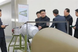 Nhà lãnh đạo Triều Tiên Kim Jong-un (thứ 4, phải) thị sát một cơ sở hạt nhân của nước này tại Bình Nhưỡng ngày 3/9/2017. (Ảnh: Reuters/TTXVN)