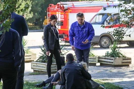 Lực lượng cứu hộ hỗ trợ một nạn nhân bị thương trong vụ tấn công tại Trường cao đẳng khu vực Kerch trên Bán đảo Crimea ngày 17/10/2018. (Ảnh: AFP/TTXVN)