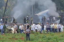 Lực lượng chức năng Cuba làm nhiệm vụ tại hiện trường vụ tai nạn máy bay ngày 18/5. (Nguồn: AFP/TTXVN)