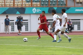 Pha đi bóng của cầu thủ Anh Đức trước vòng vây của các cầu thủ U23 Pakistan. (Ảnh: Hoàng Linh/TTXVN)