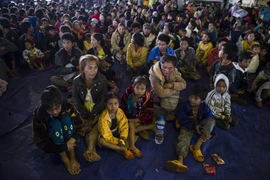 Người dân được sơ tán tới một trại tạm ở thị trấn Paksong, tỉnh Champasak sau sự cố vỡ đập thủy điện Sepien Senamnoi thuộc tỉnh Attapeu ngày 25/7. (Ảnh: AFP/TTXVN)