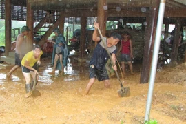 [Video] Bão số 4 chia cắt, cô lập nhiều bản làng tại Nghệ An 