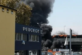 Khói lửa bốc lên sau vụ nổ gần sân bay Bologna ở Italy ngày 6/8. (Ảnh: Metro/TTXVN)