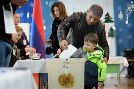Cử tri Armenia bỏ phiếu tại một điểm bầu cử trong cuộc tổng tuyển cử tại Yerevan, Armenia ngày 9/12/2018. (Ảnh: AFP/TTXVN)