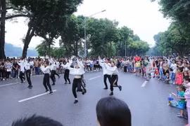 Nhiều hoạt động văn nghệ tạo không khí vui tươi tại tuyến phố đi bộ quanh Hồ Hoàn Kiếm. (Ảnh: Danh Lam/TTXVN)