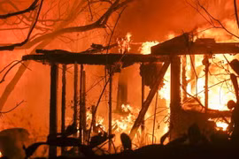 Các đám cháy rừng lan rộng ở Malibu, California ngày 9/11. (Ảnh: THX/TTXVN)
