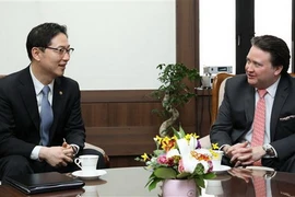 Ông Marc Knapper (phải) và Thứ trưởng Bộ Thống Nhất Hàn Quốc Chun Hae-sung tại cuộc gặp ở Seoul ngày 14/2. (Nguồn: Yonhap/TTXVN)